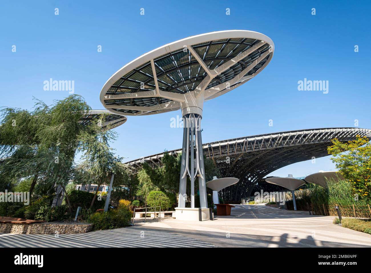 grands panneaux solaires sur le fond du ciel en plein soleil. Le concept de l'énergie verte à l'avenir. sources d'énergie renouvelables alternatives Banque D'Images