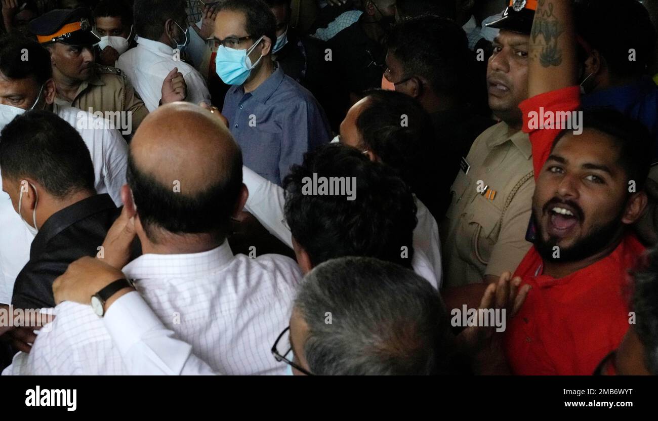 Maharashtra state Chief Minister Uddhav Thackeray leaves after meeting with Shiv Sena party leaders at Shiv Sena Bhavan in Mumbai, India, Saturday, June 25, 2022. (AP Photo/Rajanish kakade) Banque D'Images
