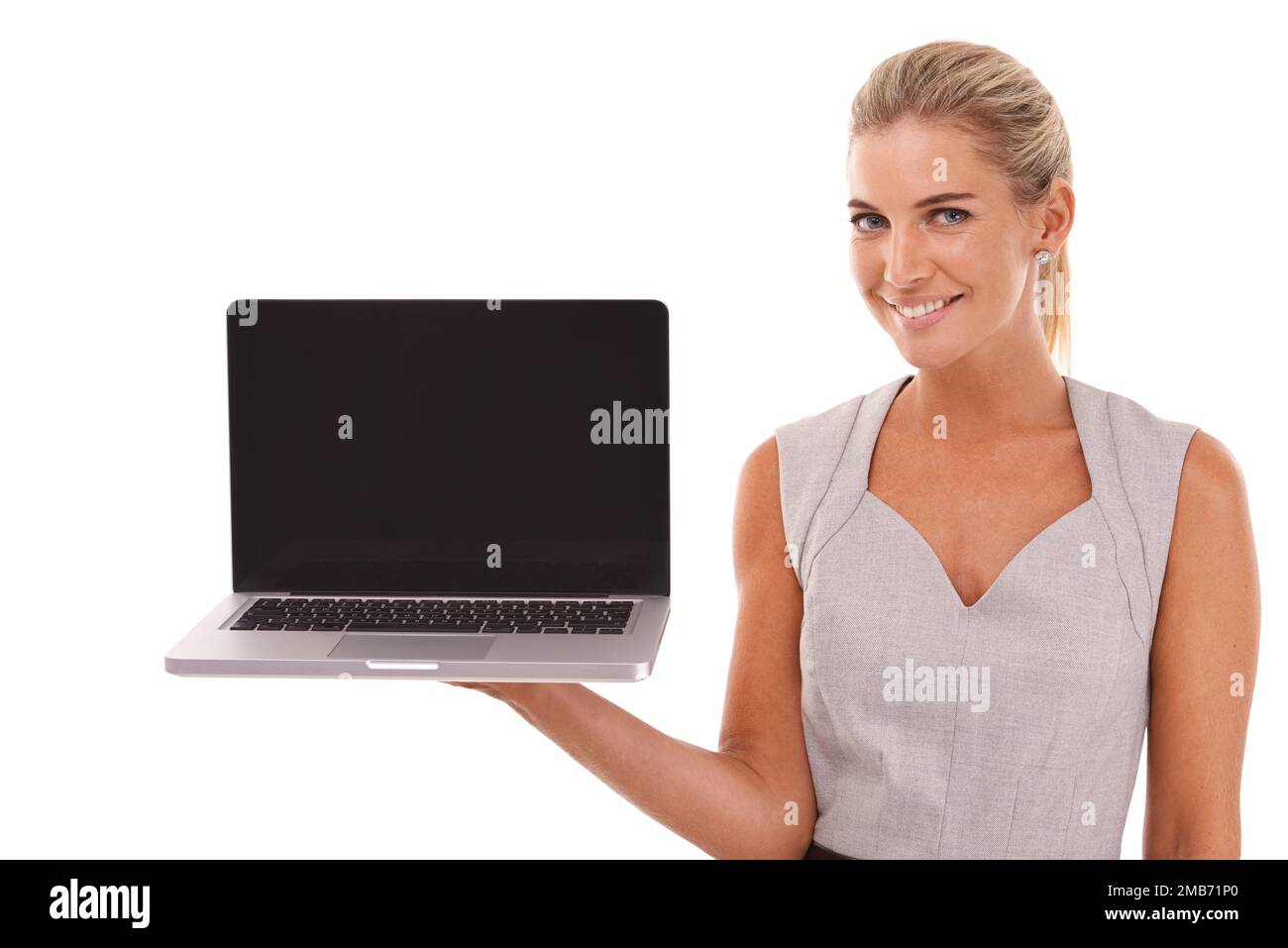 Portrait, femme d'affaires et ordinateur portable avec maquette en studio, arrière-plan isolé ou blanc de l'espace publicitaire. Travailleur heureux, modèle féminin et ordinateur Banque D'Images