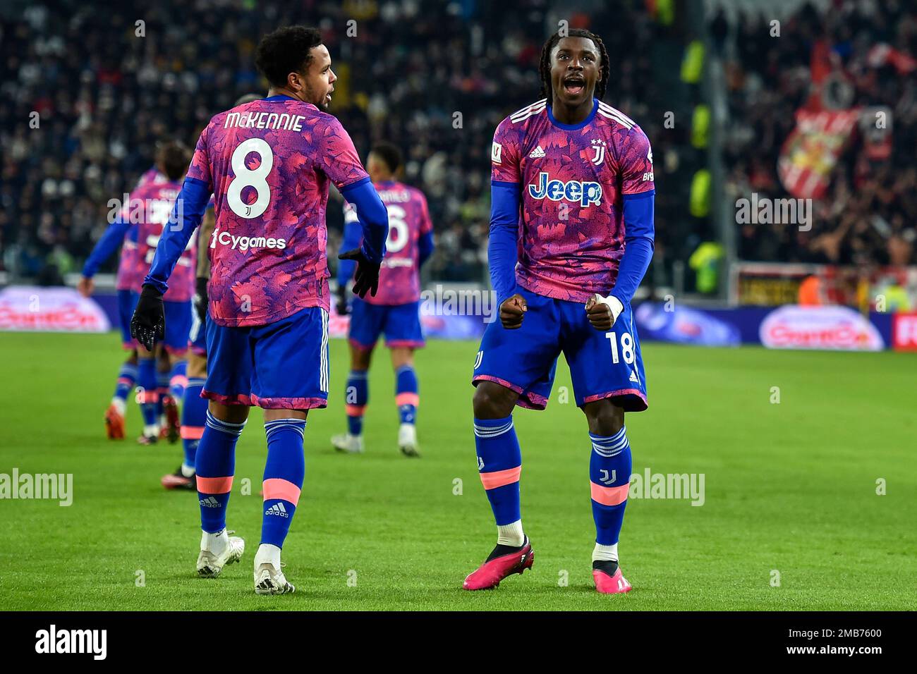 Moise Kean de Juventus FC (r) fête avec Weston McKennie après avoir marqué le but de 1-0 lors du match de football de la coupe d'Italie entre Juventus FC an Banque D'Images Moise Kean de Juventus FC (r) fête avec Weston McKennie après avoir marqué le but de 1-0 lors du match de football de la coupe d'Italie entre Juventus FC an Banque D'Images