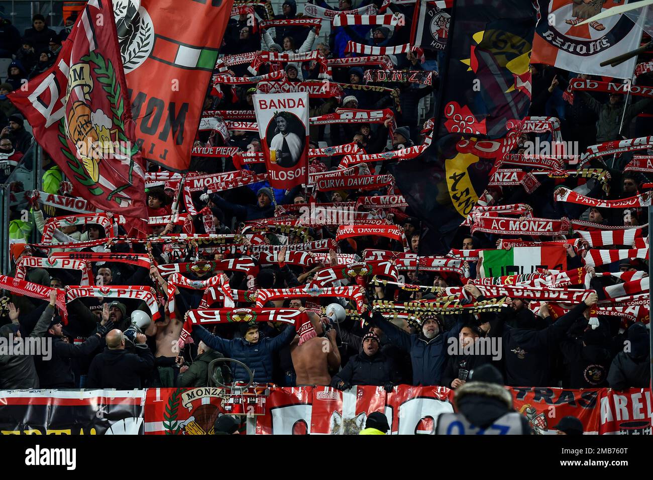 Les fans de Monza applaudissent lors du match de football de la coupe d'Italie entre Juventus FC et AC Monza. Banque D'Images Les fans de Monza applaudissent lors du match de football de la coupe d'Italie entre Juventus FC et AC Monza. Banque D'Images