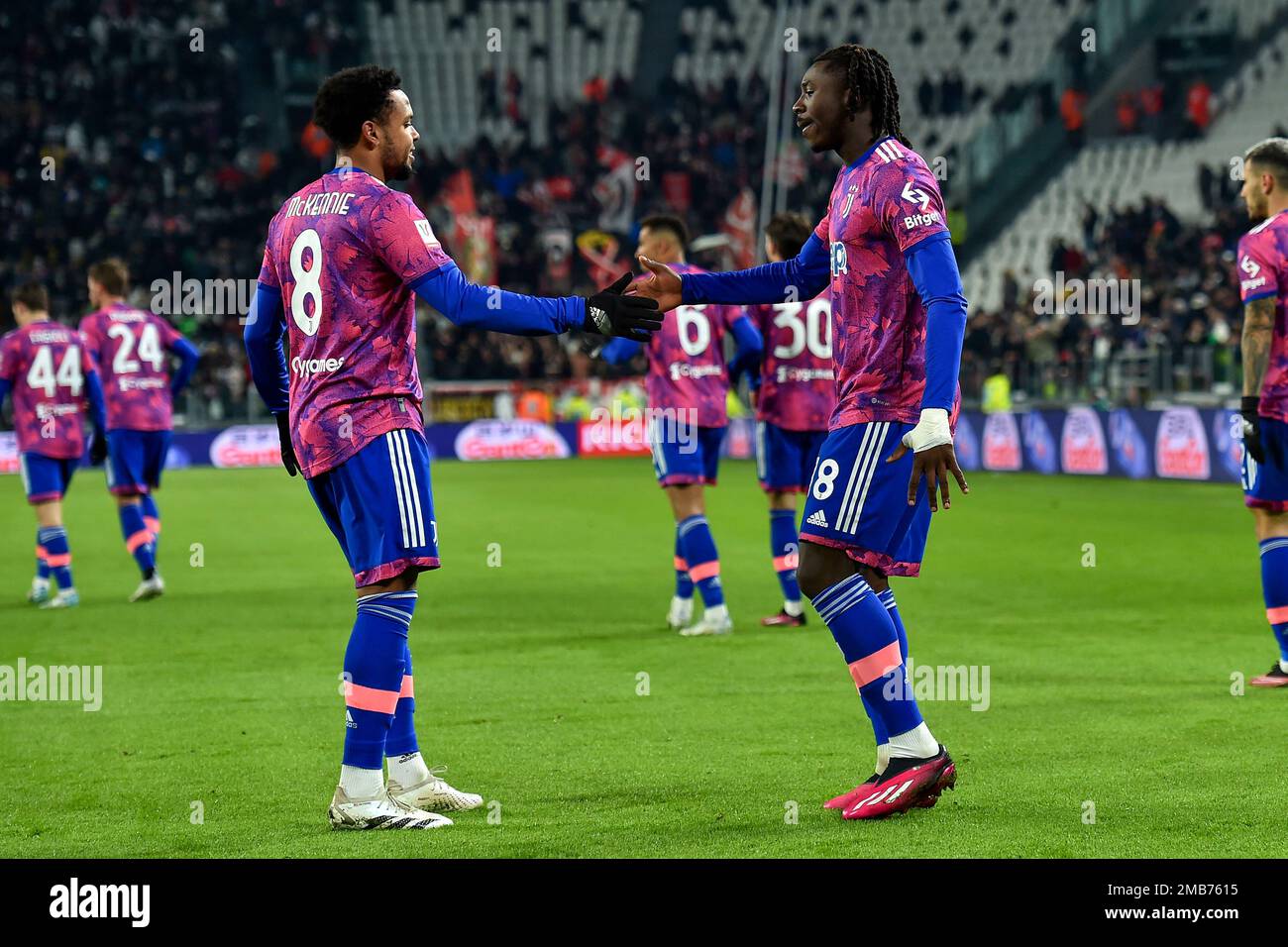 Moise Kean de Juventus FC (r) fête avec Weston McKennie après avoir marqué le but de 1-0 lors du match de football de la coupe d'Italie entre Juventus FC an Banque D'Images Moise Kean de Juventus FC (r) fête avec Weston McKennie après avoir marqué le but de 1-0 lors du match de football de la coupe d'Italie entre Juventus FC an Banque D'Images