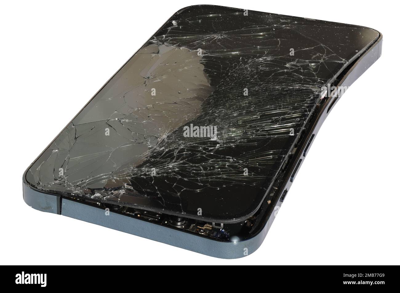 Smartphone cassé montrant des fissures à l'écran sur fond blanc. Banque D'Images