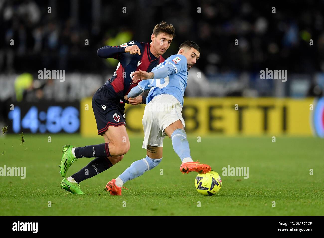 Mattia Zaccagni de SS Lazio et Andrea Cambiaso du FC de Bologne lors du match de football de la coupe d'Italie entre SS Lazio et le FC de Bologne au stade Olimpico Banque D'Images Mattia Zaccagni de SS Lazio et Andrea Cambiaso du FC de Bologne lors du match de football de la coupe d'Italie entre SS Lazio et le FC de Bologne au stade Olimpico Banque D'Images