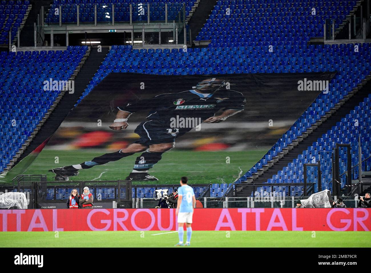 Une photo géante de Sinisa Mihajlovic sur les stands lors du match de football de la coupe d'Italie entre le SS Lazio et le FC de Bologne au stade Olimpico à Rome (IT Banque D'Images Une photo géante de Sinisa Mihajlovic sur les stands lors du match de football de la coupe d'Italie entre le SS Lazio et le FC de Bologne au stade Olimpico à Rome (IT Banque D'Images