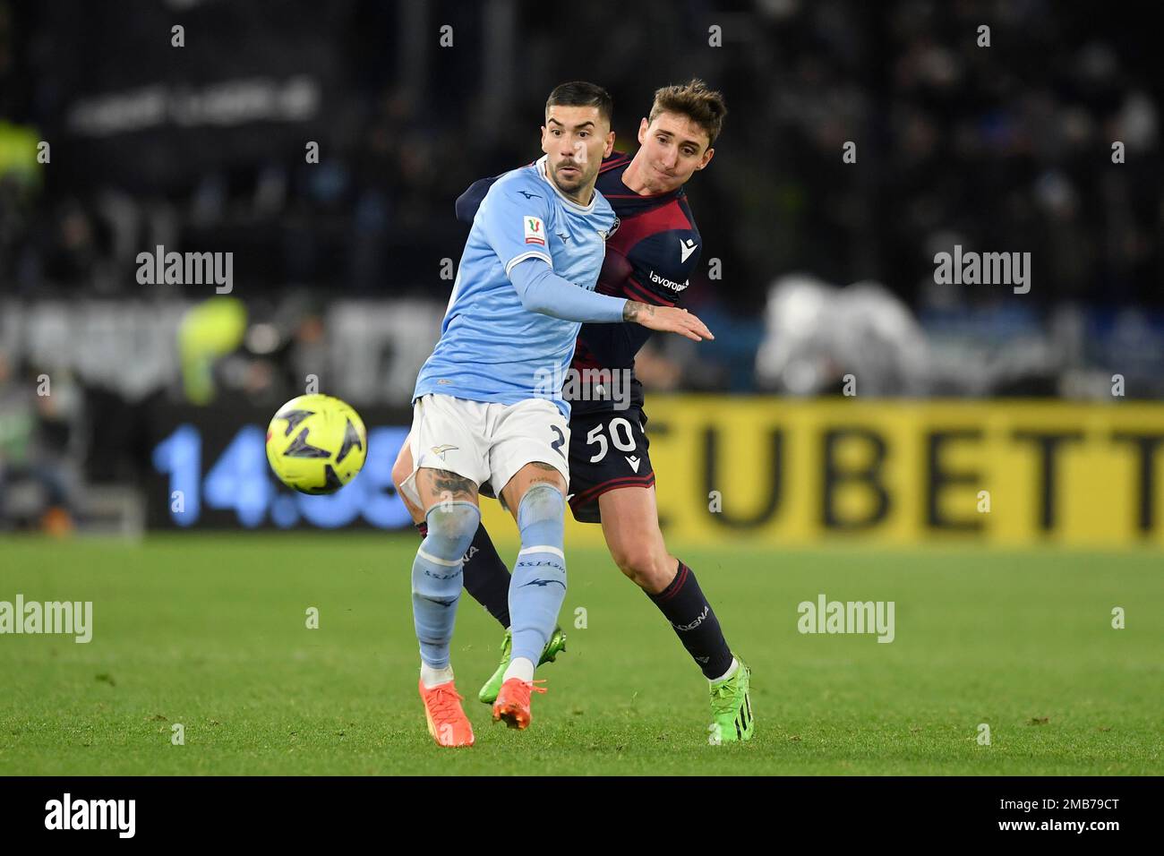 Mattia Zaccagni de SS Lazio et Andrea Cambiaso du FC de Bologne lors du match de football de la coupe d'Italie entre SS Lazio et le FC de Bologne au stade Olimpico Banque D'Images Mattia Zaccagni de SS Lazio et Andrea Cambiaso du FC de Bologne lors du match de football de la coupe d'Italie entre SS Lazio et le FC de Bologne au stade Olimpico Banque D'Images