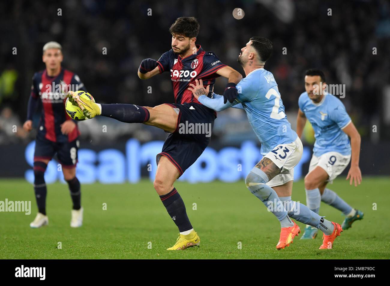 Riccardo Orsolini du FC de Bologne et Elseid Hysaj du SS Lazio lors du match de football de la coupe d'Italie entre le SS Lazio et le FC de Bologne au stade Olimpico i Banque D'Images Riccardo Orsolini du FC de Bologne et Elseid Hysaj du SS Lazio lors du match de football de la coupe d'Italie entre le SS Lazio et le FC de Bologne au stade Olimpico i Banque D'Images