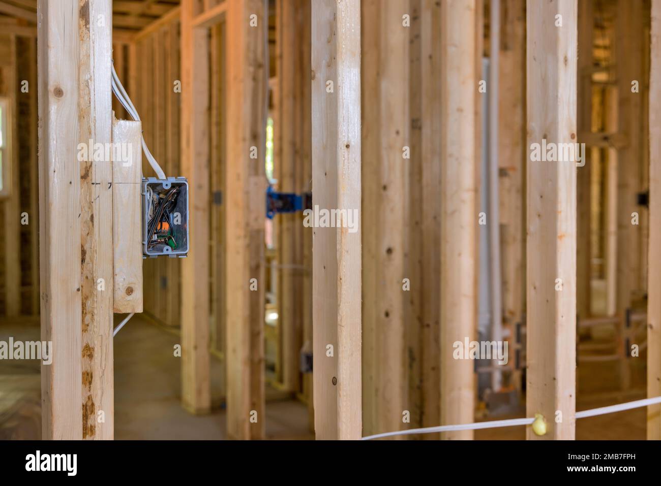 Le projet de construction résidentielle comprend l'encadrement du câblage système électrique de base une maison de cadre en bois non fini Banque D'Images