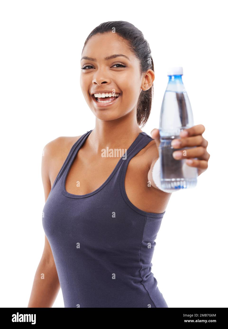 Prenez une gorgée. Une jeune femme vous montrant une bouteille d'eau après un entraînement énergisant. Banque D'Images