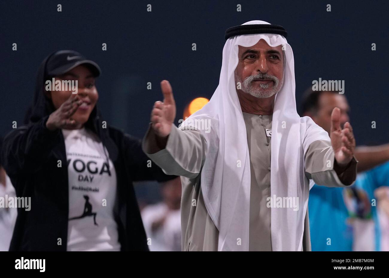 Sheikh Nahyan bin Mubarak Al Nahyan, UAE Minister of State for Tolerance, right, performs yoga with the others, to mark the International Day of Yoga, in Abu Dhabi, United Arab Emirates, Tuesday, June 21, 2022. (AP Photo/Kamran Jebreili) Banque D'Images