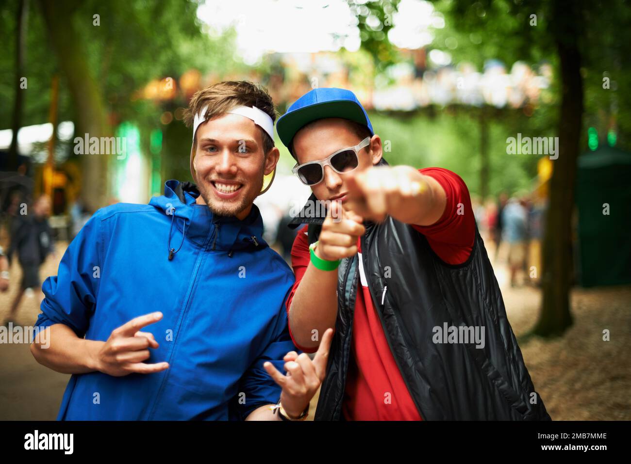 Faites la fête. deux amis boivent de la bière et ont un bon moment à un festival de musique en plein air. Banque D'Images