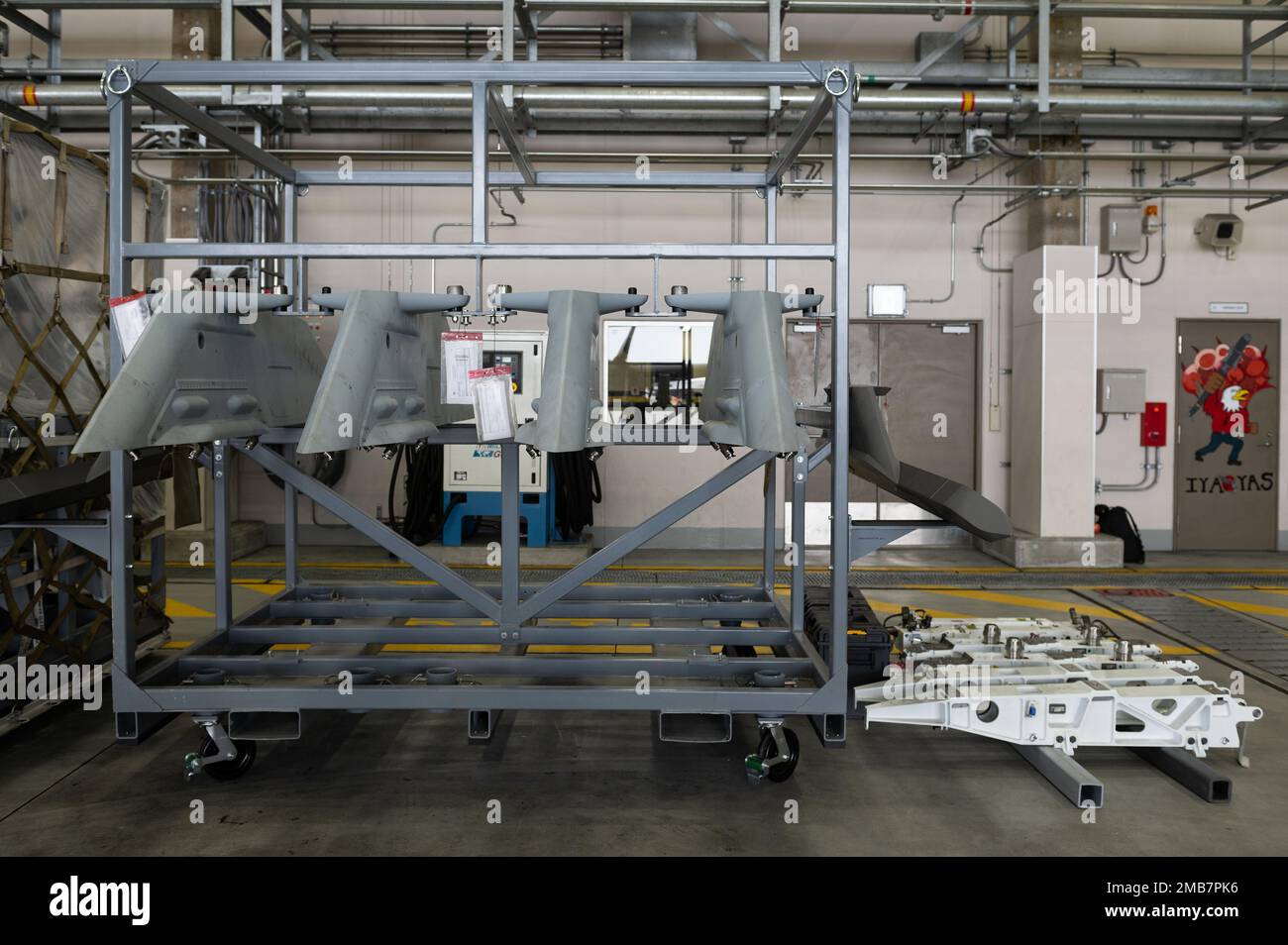 Un rack de stockage de mobilité d'équipement de mission alternatif de chasseur F-35A Lightning II se trouve dans un hangar lors d'un événement de formation d'emploi au combat agile à la Marine corps Air Station Iwakuni, Japon, le 13 juin 2022. Le MSR AME permet aux techniciens de systèmes d'armes F-35A de consolider et de transporter l'équipement pour diverses configurations d'armes en utilisant un système d'emballage et de stockage qui prend 40% moins d'espace en transit et économise des heures sur le temps d'emballage et d'inspection, permettant à plus d'équipement d'atteindre sa destination plus rapidement et moins cher que les moyens traditionnels. 354 AEW,ACE,AMO,Eielson,MSR,f-35, Banque D'Images