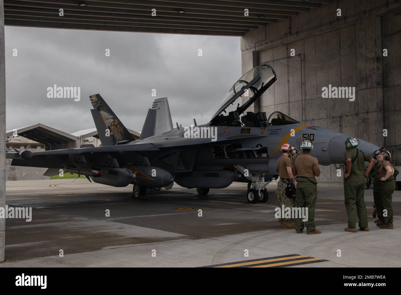 ÉTATS-UNIS Les marins de la Marine ayant l'escadron d'attaque électronique 138 (VAQ-138) inspectent un trowler E/A-18G affecté à VAQ-138 dans un hangar exploité par liaison de l'escadre Marine Kadena (MWLK) pour un entraînement de force conjointe à la base aérienne de Kadena, Okinawa, Japon, 13 juin 2022. MWLK fournit un soutien opérationnel et logistique complet aux États-Unis locaux et déployés Corps de marine et États-Unis Escadrons de la Marine opérant à la base aérienne de Kadena. Banque D'Images