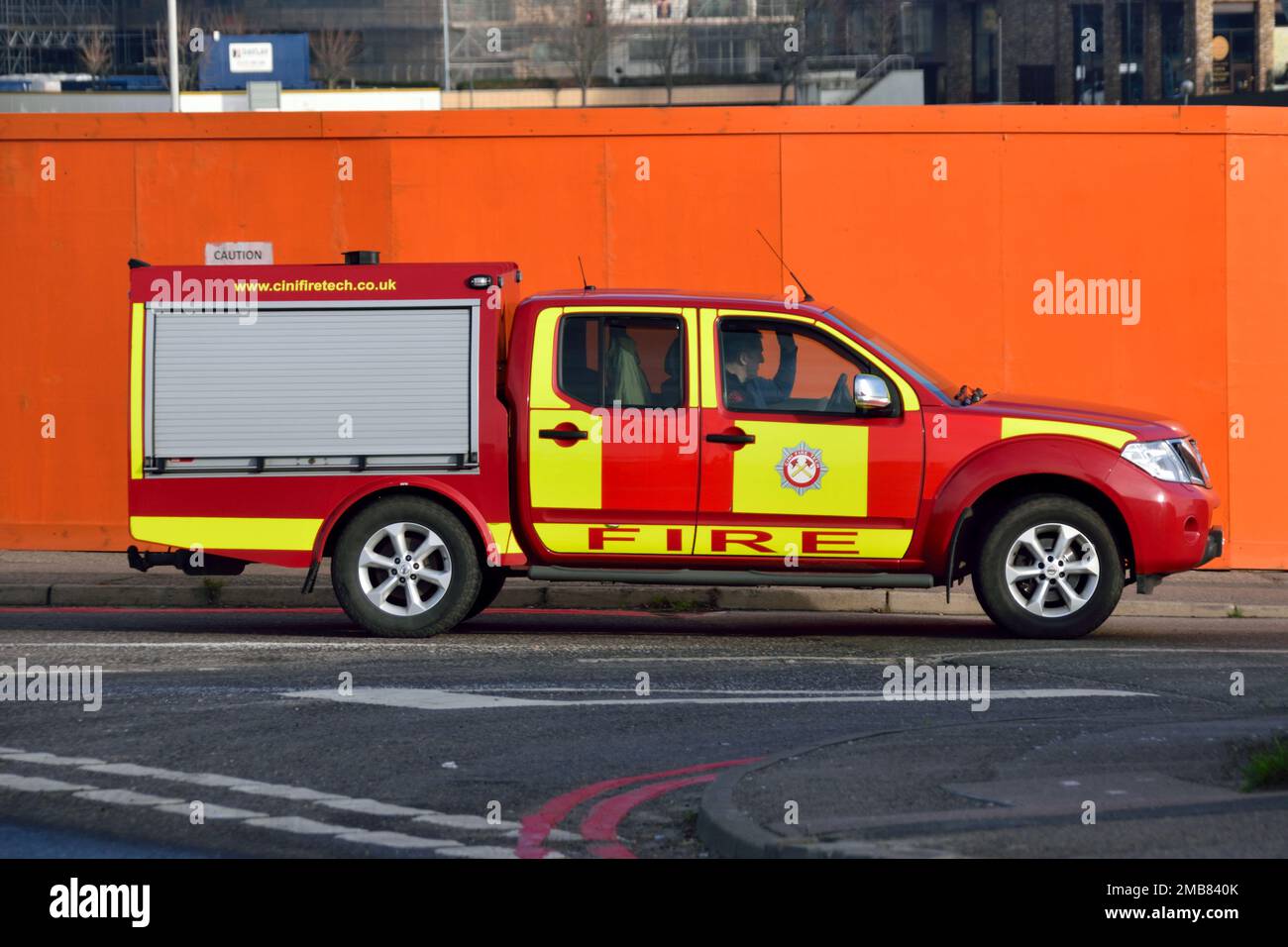 Cini Fire Tech, une couverture incendie spécialisée sur mesure et des services d'assistance pour l'industrie du film et de la télévision, véhicule d'assistance à Londres Banque D'Images