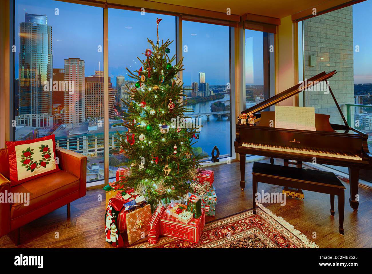 Arbre de Noël décoré avec le soir Austin, vue sur le Texas depuis un appartement de luxe avec piano à queue. Banque D'Images