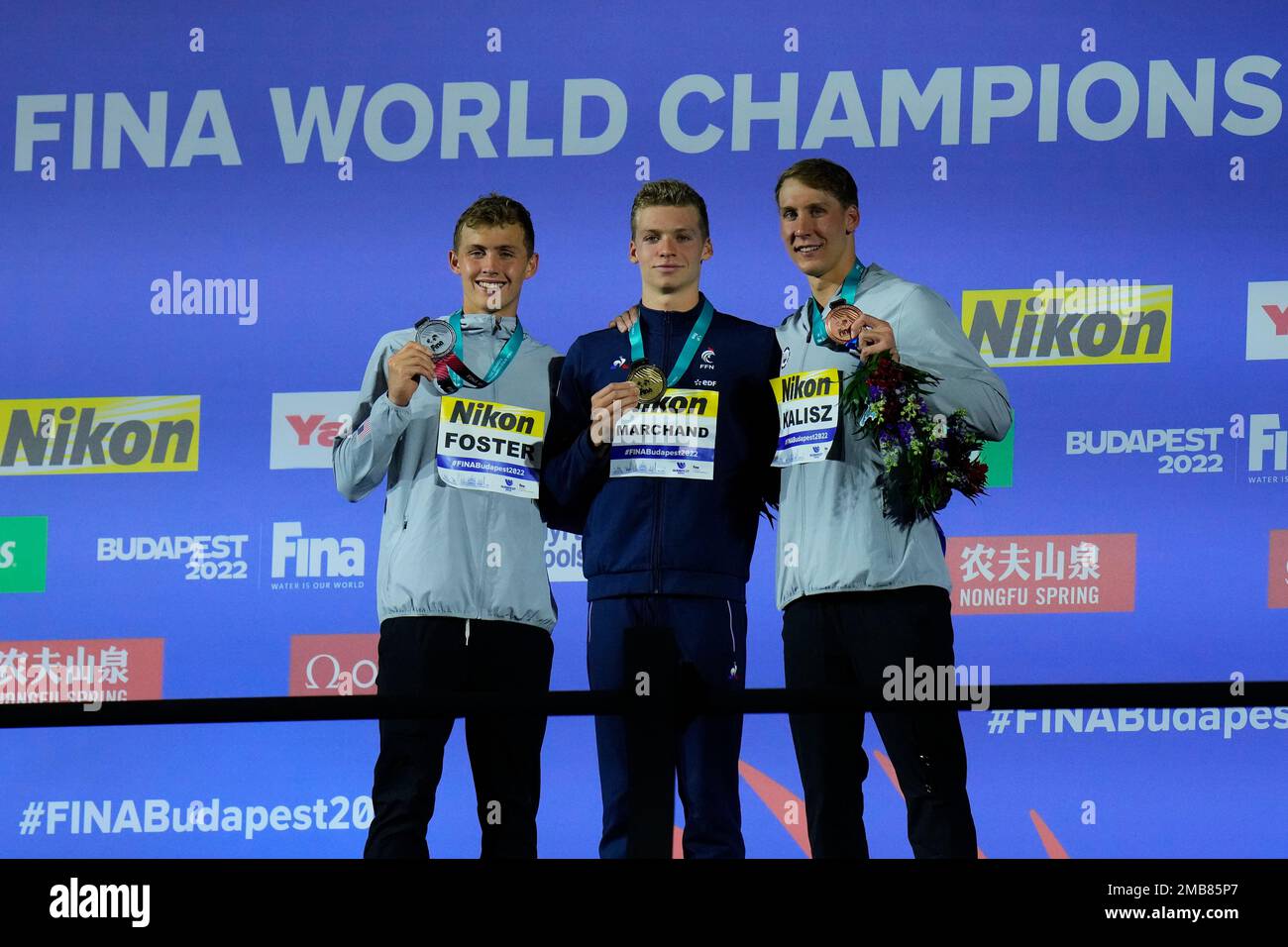 Leon Marchand of France, center, Carson Foster of United States, left, and Chase Kalisz of United States pose with their medals after winning the men's 400m medley final at the 19th FINA World Championships in Budapest, Hungary, Saturday, June 18, 2022. (AP Photo/Petr David Josek) Banque D'Images