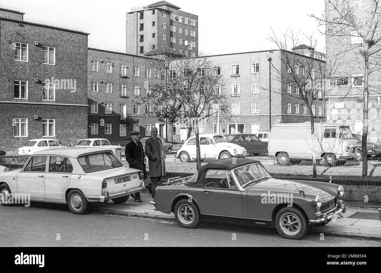 1975 photo d'archives en noir et blanc des appartements de Walden court & Longley court à Lansdowne Way, Londres SW8. Partie du domaine de Lansdowne Green dans le sud de Lambeth. Banque D'Images