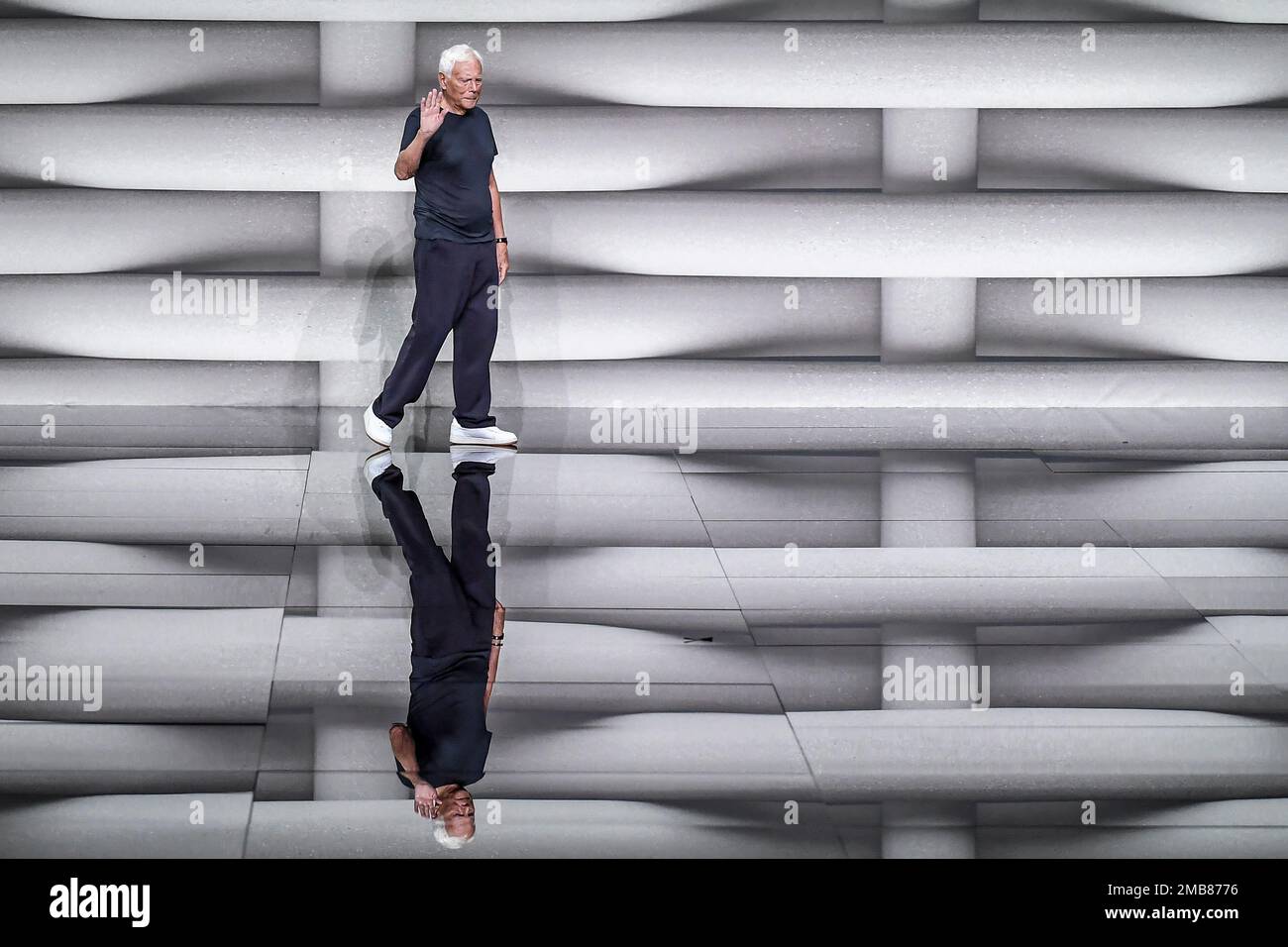 Designer Giorgio Armani accepts applause at the end of the Emporio Armani men's Spring Summer 2023 collection presented in Milan, Italy, Saturday, June 18, 2022. (AP Photo/Nicola Marfisi) Banque D'Images