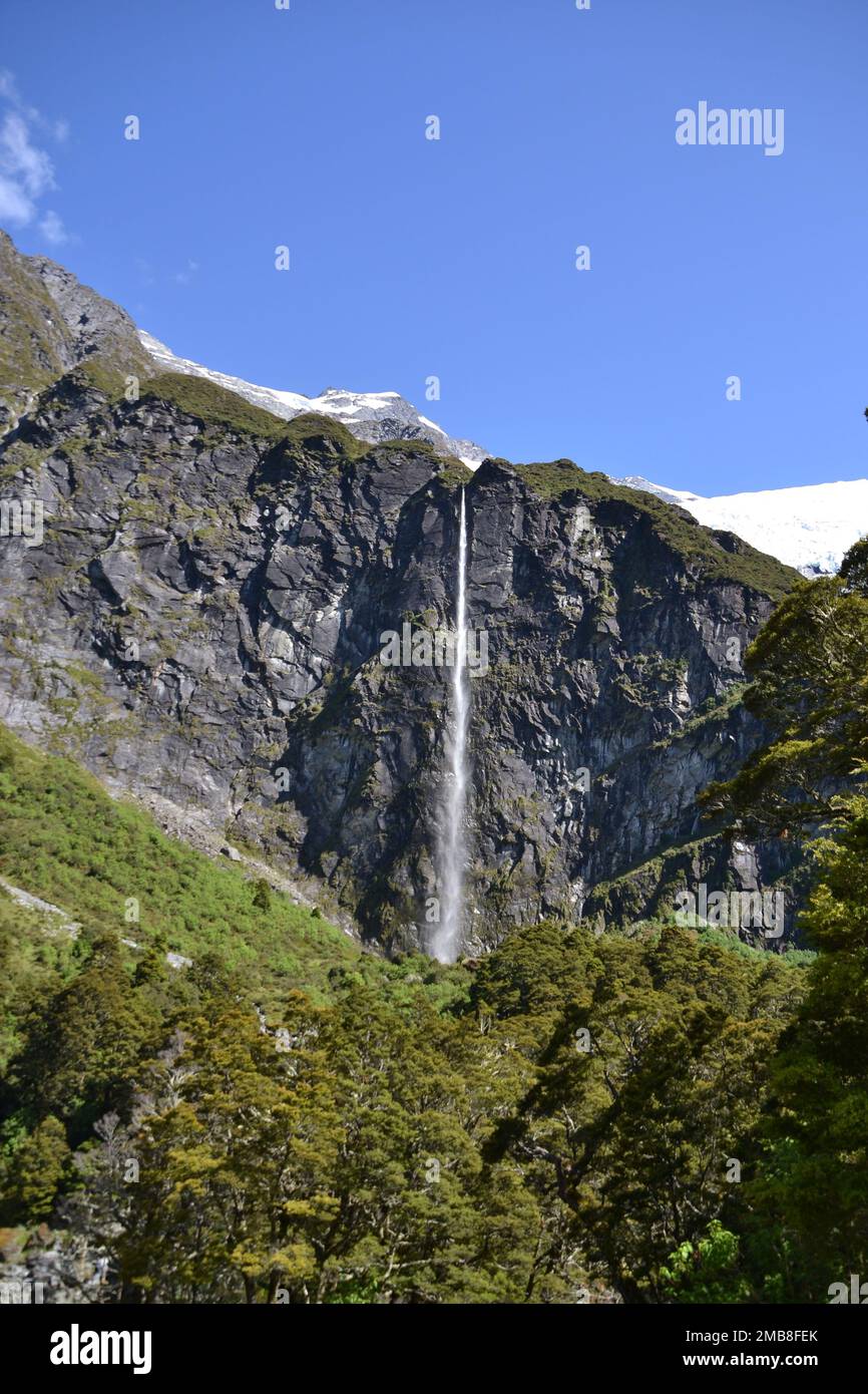 Un cliché vertical d'une haute chute d'eau descendant le glacier Rob Roy en Nouvelle-Zélande Banque D'Images