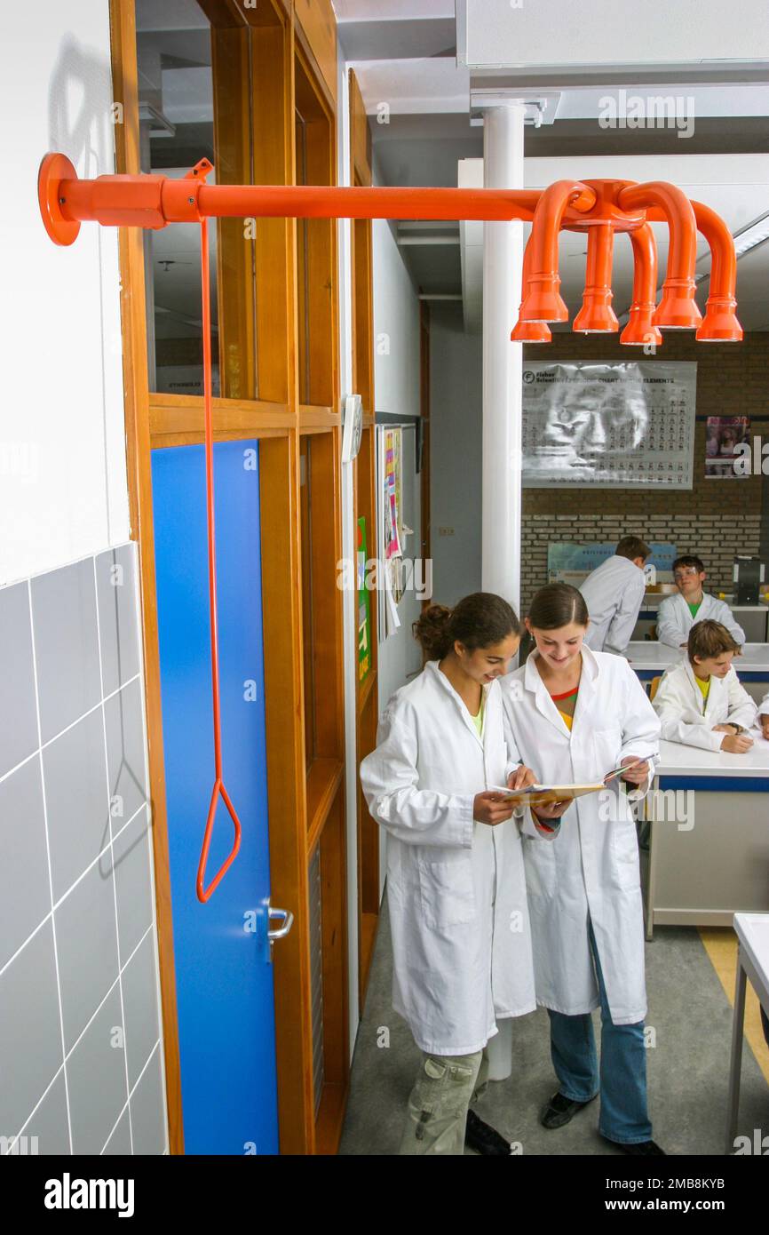 Pays-Bas, il y a une douche dans la salle de chimie du lycée au cas où les élèves obtiennent des produits chimiques sur leur visage ou leur peau Banque D'Images