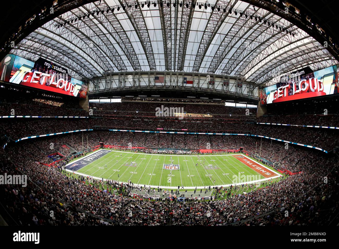 FILE - This is a general view as fans at NRG Stadium watch the opening kickoff of the NFL Super Bowl 51 football game between the Atlanta Falcons and the New England Patriots Sunday, Feb. 5, 2017, in Houston. There are 23 venues bidding to host soccer matches at the 2026 World Cup in the United States, Mexico and Canada. (AP Photo/Charlie Riedel, File) Banque D'Images