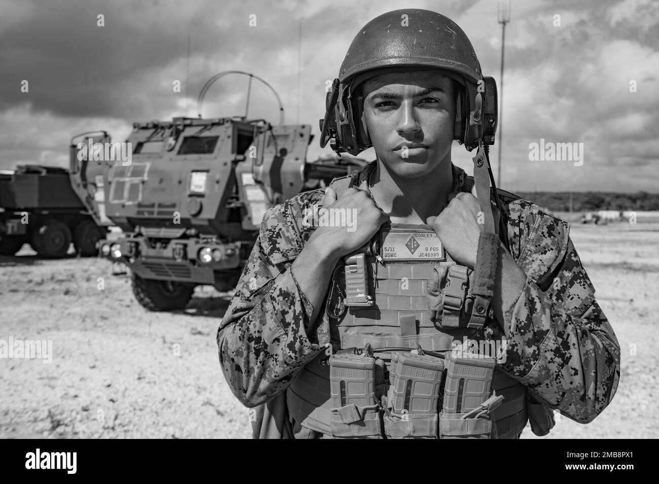 ÉTATS-UNIS Le Cpl. Jason Conley, natif de Flint, au Michigan, et un canon d'artillerie de campagne avec la batterie de Québec, 5th Bataillon, 11th Régiment maritime, 1st Division maritime, pose pour une photo avec un système de fusée d'artillerie de haute mobilité lors de l'exercice Valiant Shield 2022 à la base aérienne d'Andersen, Guam, 14 juin 2022. L'exercice comme le Bouclier Valiant permet aux Forces interarmées du Commandement Indo-Pacifique d'intégrer des forces de toutes les branches de service pour effectuer des effets précis, létaux et écrasants multi-axes, multi-domaines qui démontrent la force et la polyvalence de l'articulation Banque D'Images