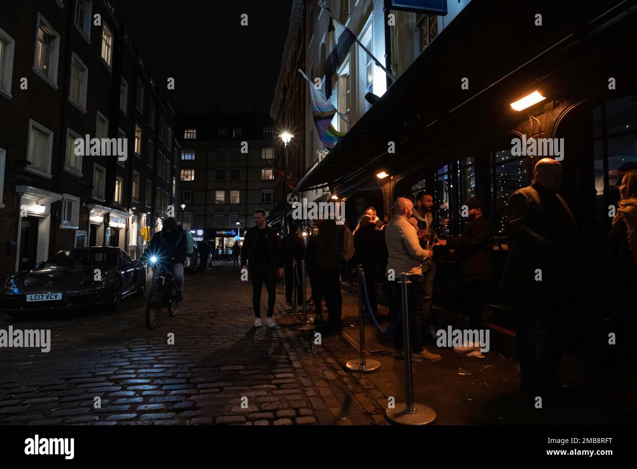 Londres - 02 05 2022 : les gens qui boivent et parlent devant le pub Duke of Wellington, à l'angle de Winnet St Wardour St Banque D'Images