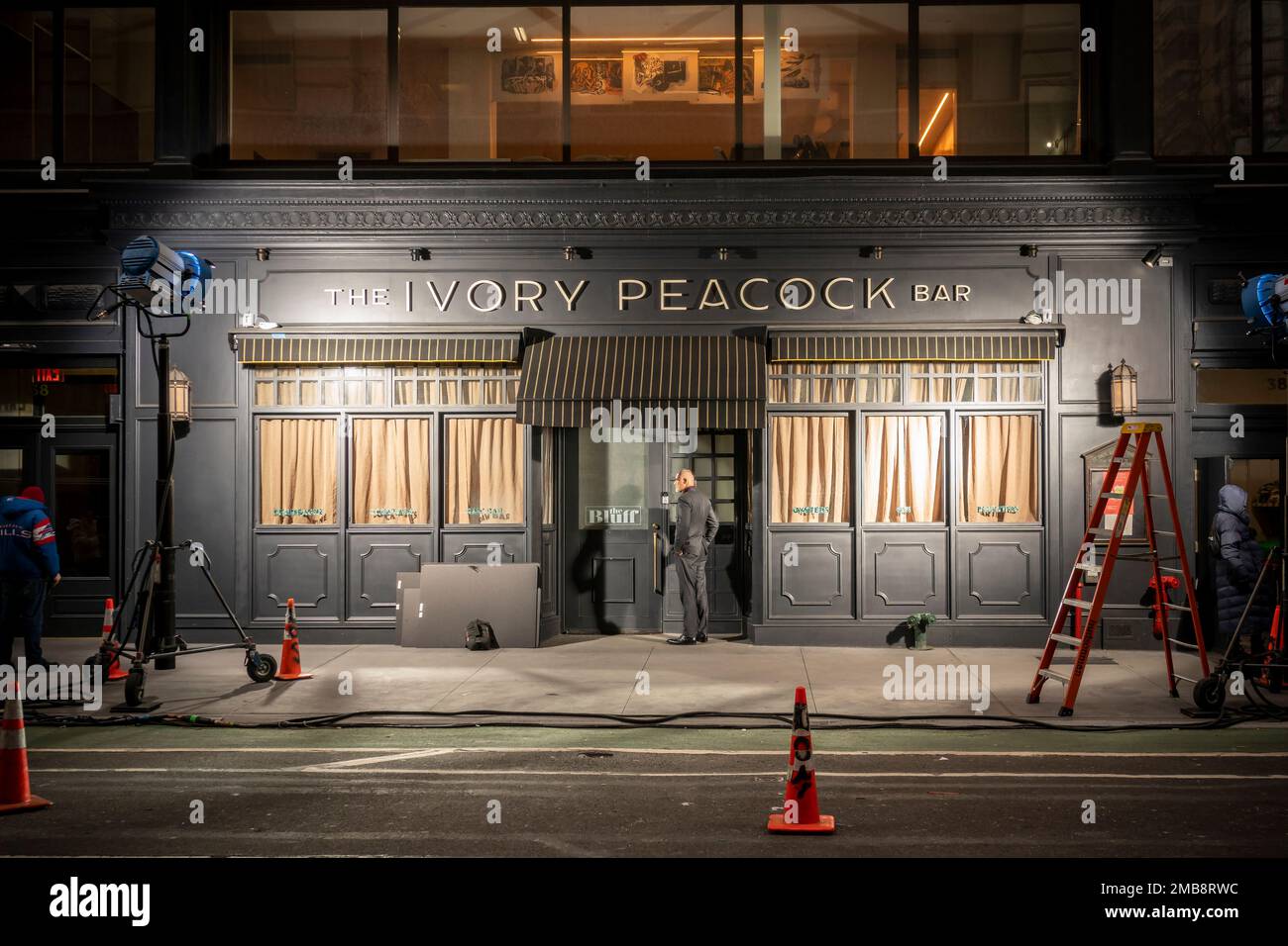 Éclairage d'une scène intérieure depuis l'extérieur du restaurant Ivory Peacock pour "droit et ordre: Crime organisé" dans le quartier de Chelsea à New York, mardi, 10 janvier 2023. (© Richard B. Levine) Banque D'Images