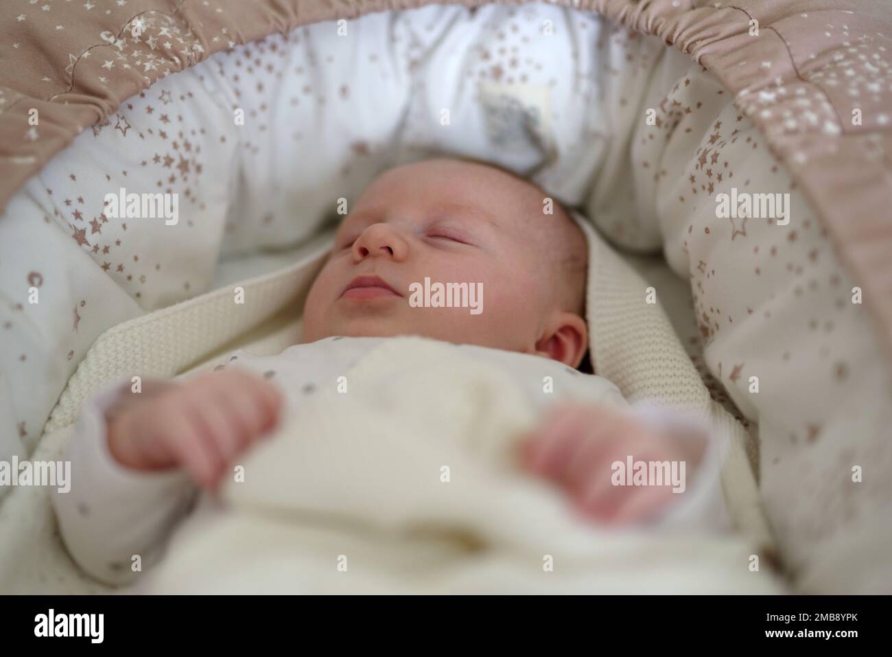 Un bébé garçon de 1 mois qui dormait Banque D'Images