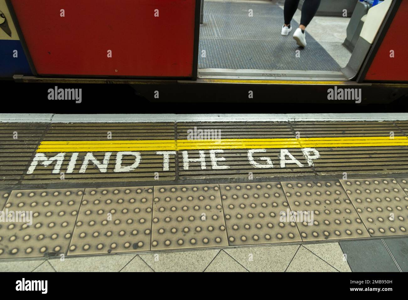 Attention au panneau GAP, sur le métro de Londres. Panneau d'avertissement sur le bord de la plate-forme à la gare de Bank sur Central Line. Espace entre la plate-forme et la porte du train Banque D'Images