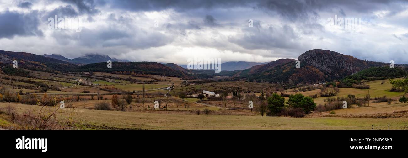 Vue panoramique sur les champs de ferme et le paysage de montagne. Banque D'Images