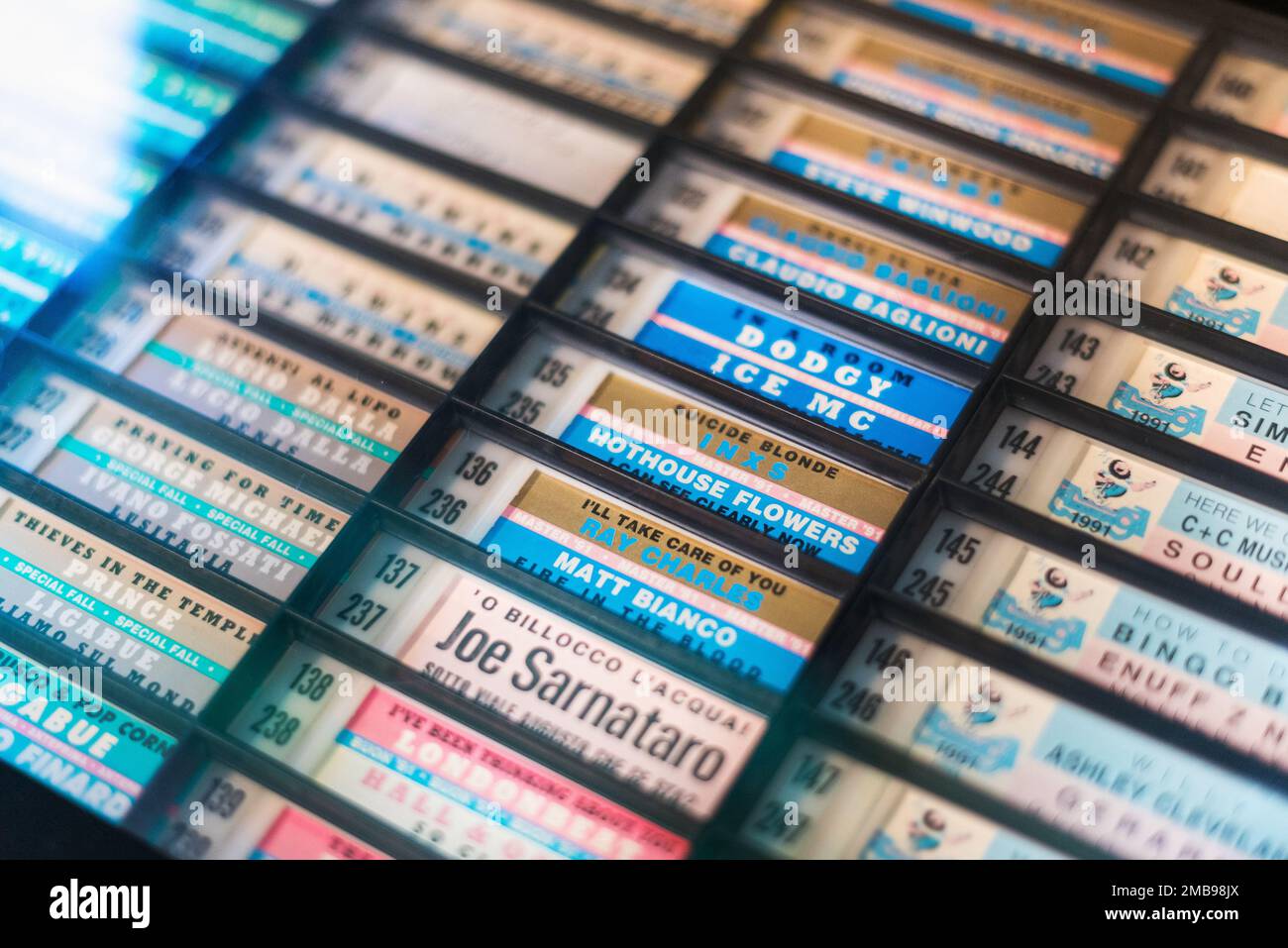 Du dessus doux focus de catalogue coloré avec les noms des chansons jouées sur juke box Banque D'Images