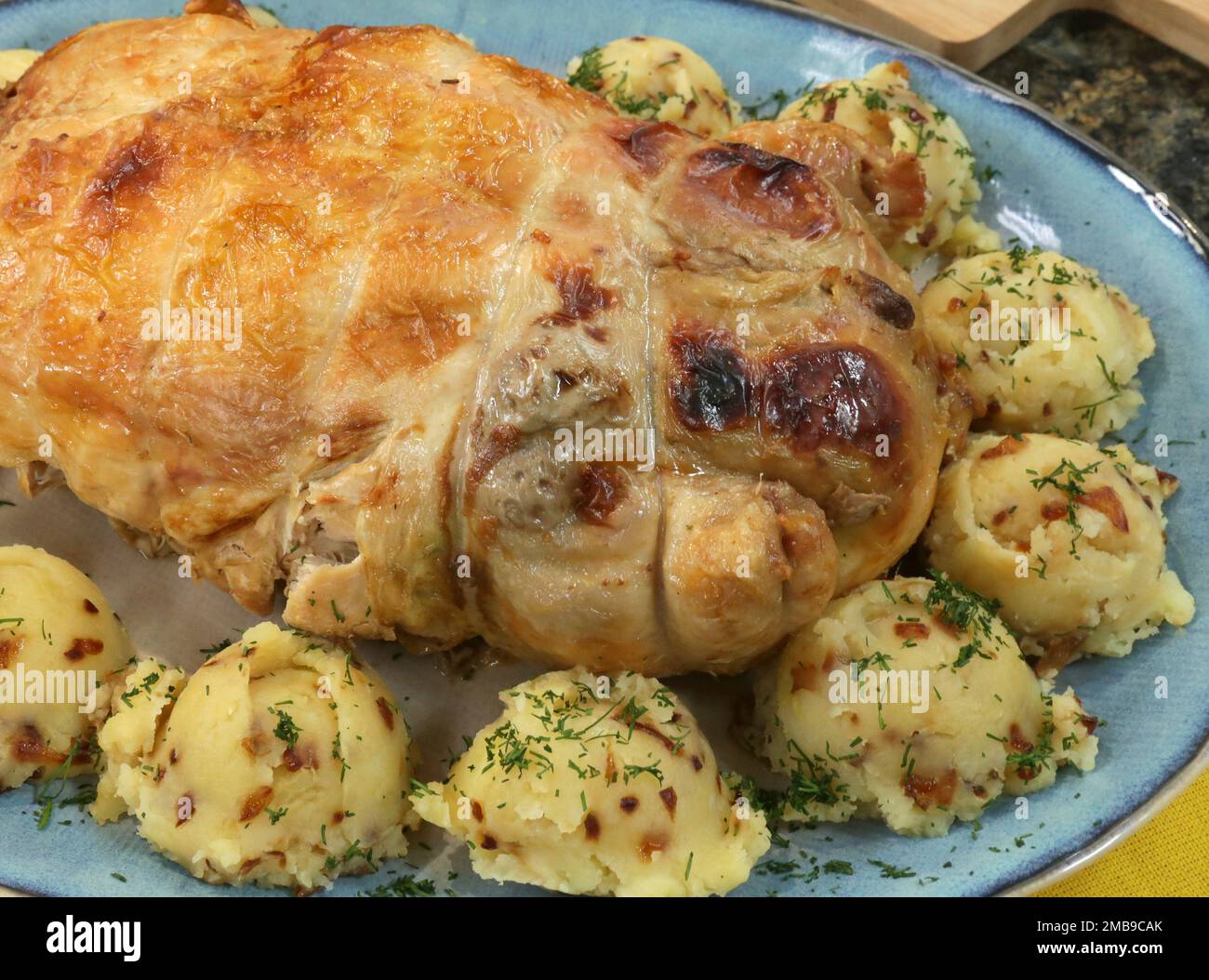 Poulet farci rôti servi avec des pommes de terre mottes avec des oignons frits et de l'aneth. Banque D'Images