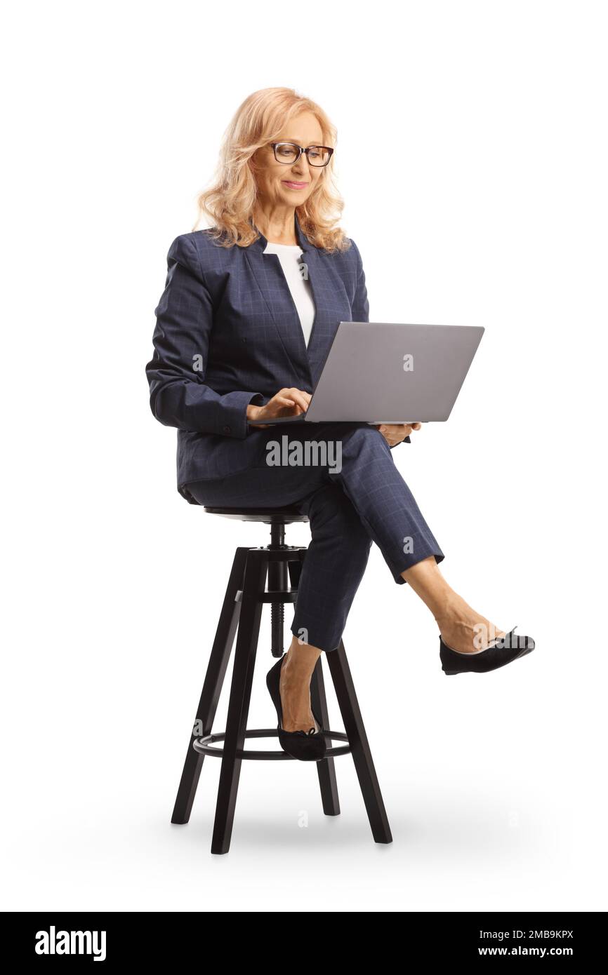 Femme d'affaires assise sur une chaise et travaillant sur un ordinateur portable isolé sur fond blanc Banque D'Images
