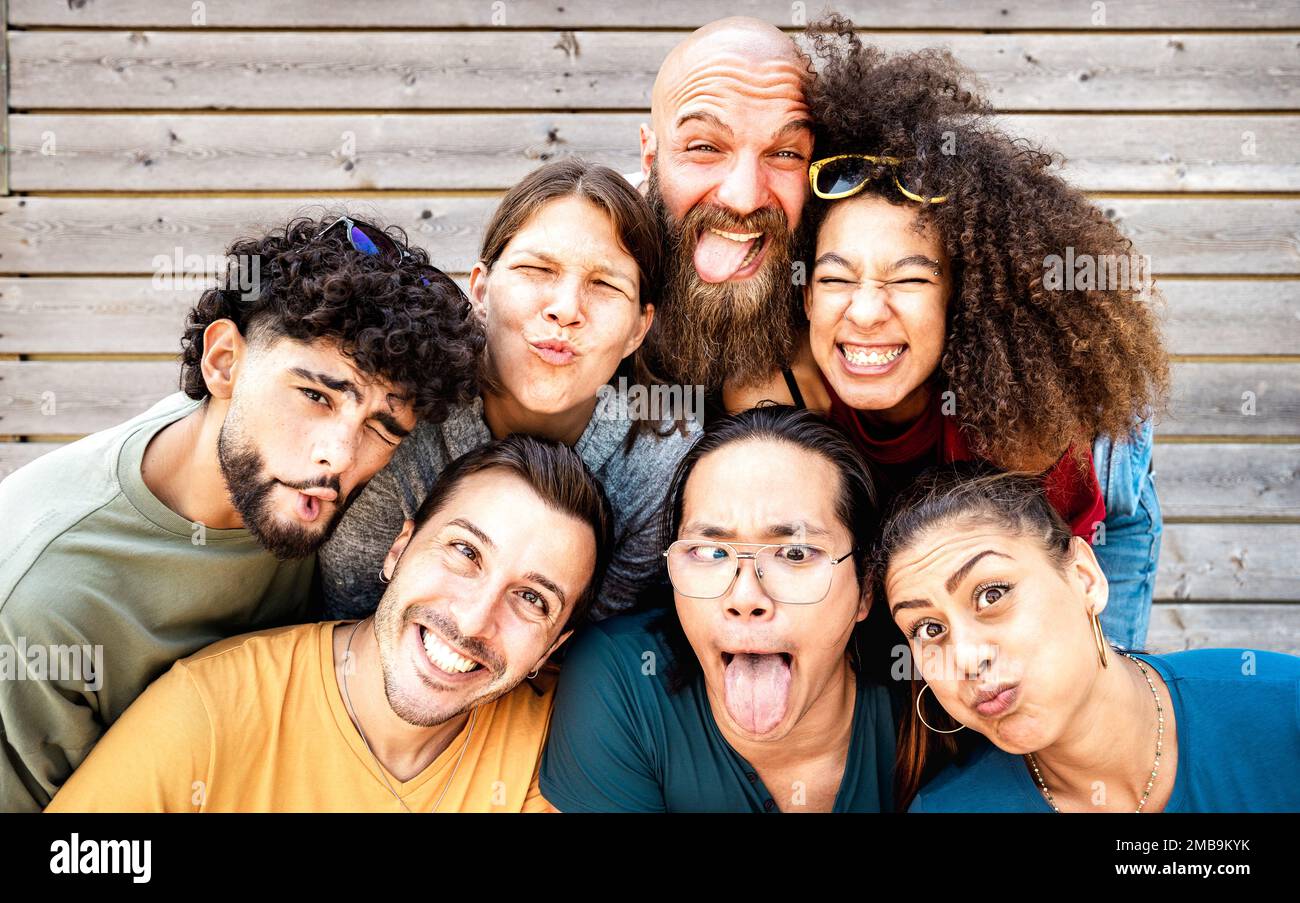 Jeunes amis branchés prenant le selfie posant drôle d'expression de visage - concept de style de vie heureux avec les gens millenial s'amusant ensemble - université coll Banque D'Images
