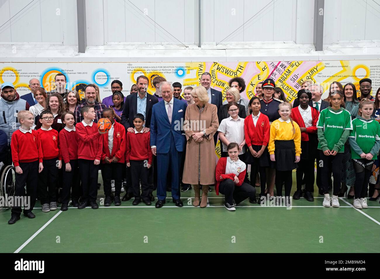 Le roi Charles III et la reine Consort ont pris leur photo avec Gareth Southgate, directeur du football de l'Angleterre et ambassadeur de Prince's Trust, le personnel et les bénévoles lors d'une visite au centre communautaire Norbrook à Wythenshawe, dans le cadre de leur visite dans le Grand Manchester. Date de la photo: Vendredi 20 janvier 2023. Banque D'Images