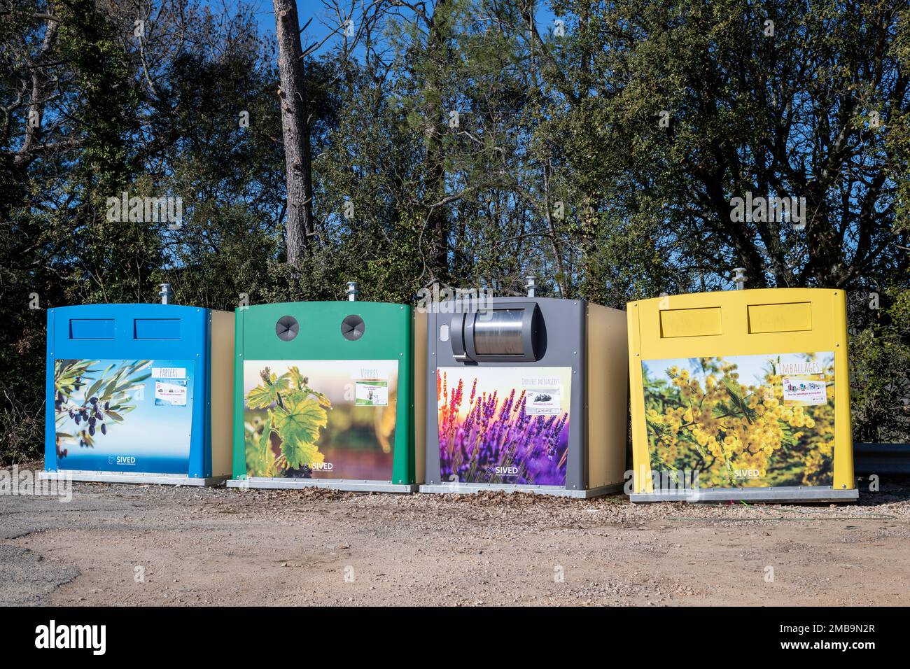 Point de recyclage avec conteneurs de rue à code couleur dans le sud de la France. Bacs de recyclage colorés, concept de tri des déchets Banque D'Images