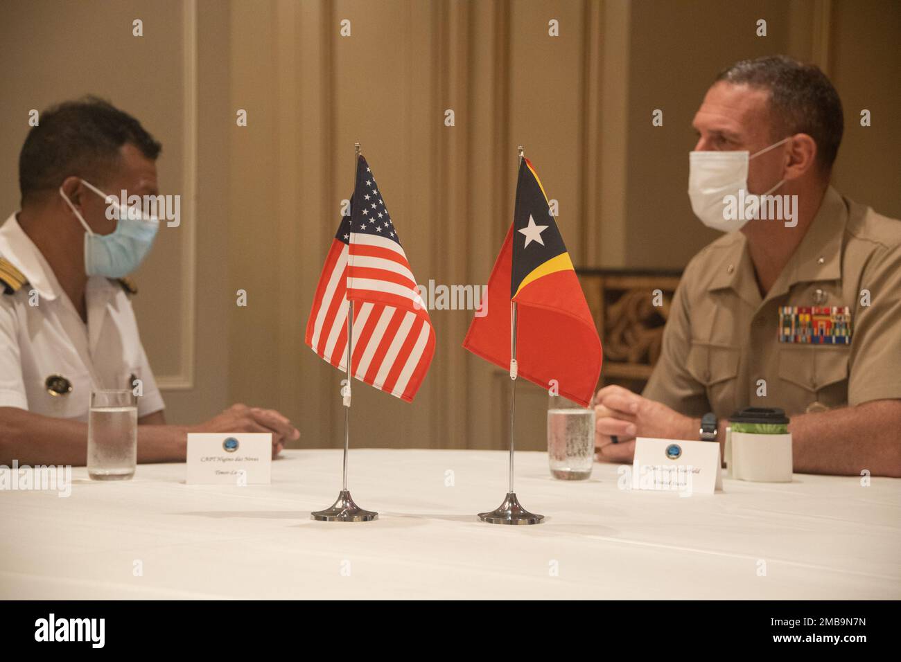 ÉTATS-UNIS Corps de marine Brig. Général Joseph R. Clearfield, commandant adjoint, États-Unis Les forces des corps maritimes du Pacifique s'entretient avec le capitaine de la République démocratique du Timor-Leste, Higina Das Neves, chef de la marine du Timor-Leste, lors d'une réunion bilatérale à la huitième itération du Symposium des dirigeants amphibies du Pacifique à Tokyo, Japon, 14 juin 2022. LES PAS consistent en des discussions et des présentations qui facilitent un dialogue constructif sur les principaux aspects des opérations amphibies, du développement des capacités, de la réponse aux crises et de l'interopérabilité. Le symposium de cette année a réuni des hauts dirigeants de 18 déléguées participantes Banque D'Images