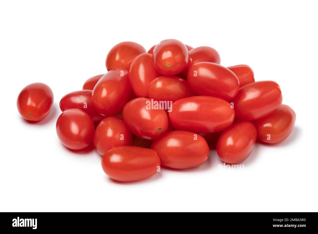 Tas de petites tomates rouges en collation fraîches isolées sur fond blanc Banque D'Images