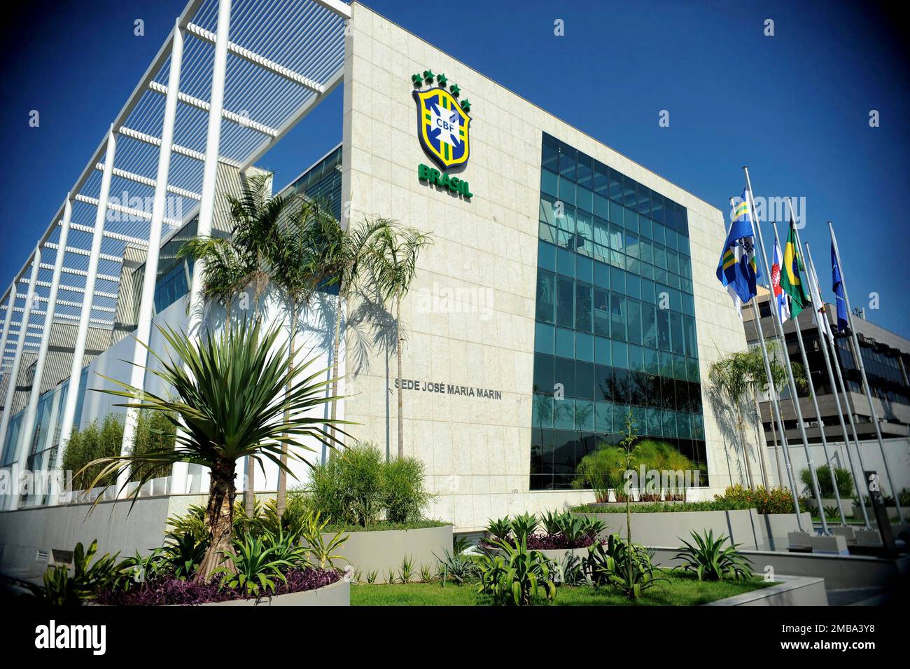 Bâtiment du siège de la CBF de la Confédération brésilienne de football, vue générale. L'emblème de la confédération du football est vu sur le devant - 07.17.2014 Banque D'Images