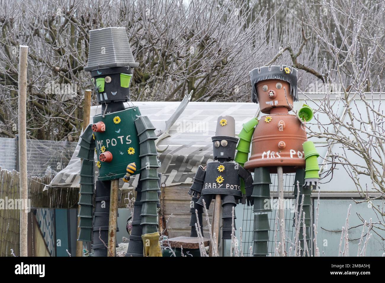 Hommes ou famille de pots de fleurs, personnages faits de pots de fleurs dans un allotissements le jour d'hiver glacial, Angleterre, Royaume-Uni Banque D'Images