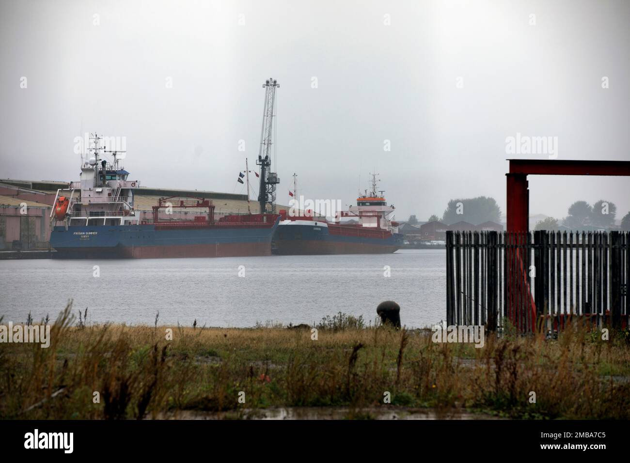 Vue sur le quai East Float à Birkenhead, qui fait partie du développement des eaux Wirral sur les rives de la rivière Mersey. Wirral Waters fera partie du Freeport de la région de Liverpool, annoncé récemment par le gouvernement conservateur. Banque D'Images