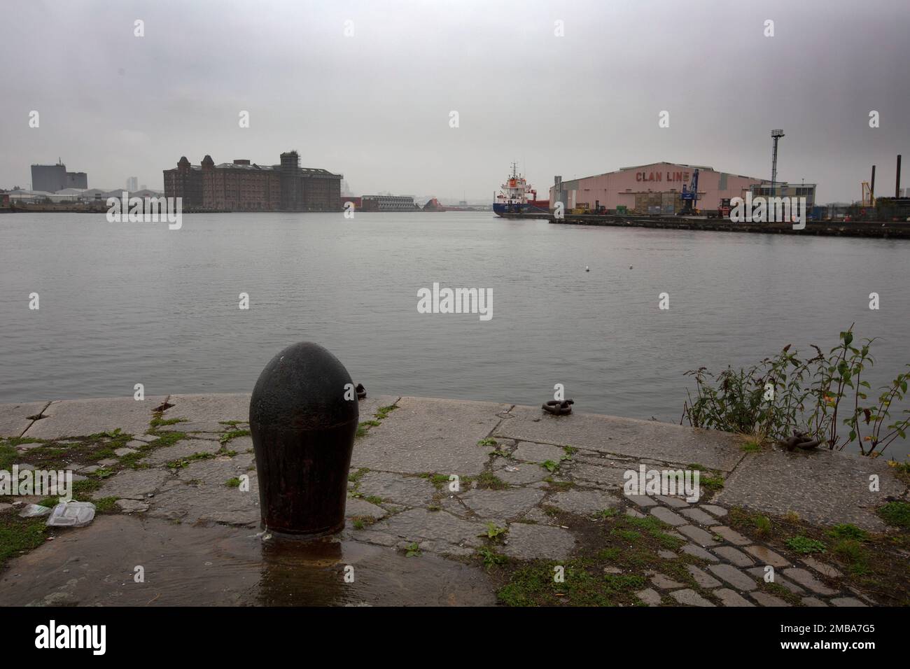 Vue sur le quai East Float à Birkenhead, qui fait partie du développement des eaux Wirral sur les rives de la rivière Mersey. Wirral Waters fera partie du Freeport de la région de Liverpool, annoncé récemment par le gouvernement conservateur. Banque D'Images