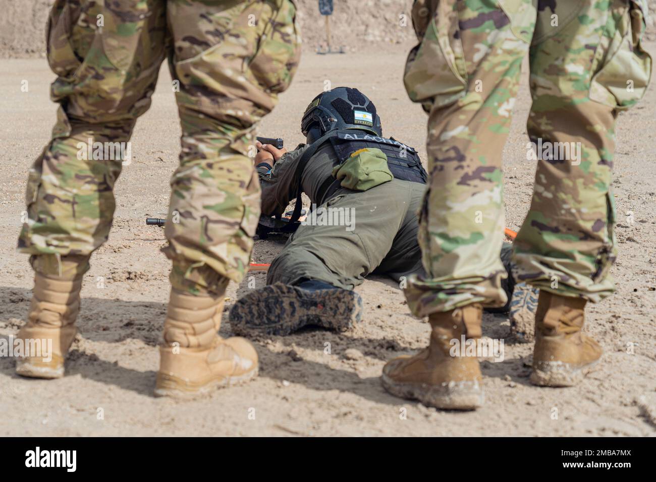 LA VENTA, Honduras – Un soldat de l'armée Argentine est au milieu de deux juges pour l'événement de tir de position et de soumission de la compétition Fuerzas Comando à la Venta, Honduras, 14 juin 2022. Fuerzas Comando est un concours de compétences en opération spéciale et un séminaire de direction soutenu par SOCSOUTH. Ce concours renforce la coopération régionale de la SOF et échange les meilleures pratiques pour lutter contre la criminalité transnationale et contre les activités illicites. Banque D'Images