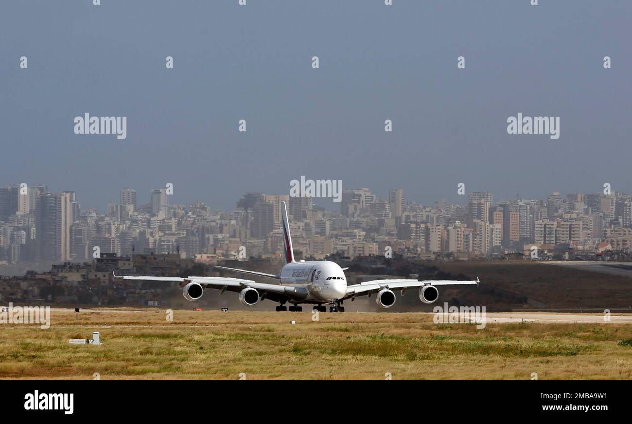 FILE - A double-decker Airbus A380 plane lands at the Rafik Hariri International Airport in Beirut, Lebanon, March 29, 2018. Lebanon will soon launch an international tender for the construction of a new terminal at the country’s only international airport in Beirut amid rising demand by travelers to visit the country over the coming years, caretaker Minister of Public Works and Transport Ali Hamie said Wednesday, June 8, 2022. (AP Photo/Bilal Hussein, File) Banque D'Images