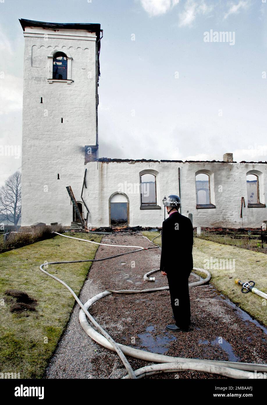 Un incendie dans un atelier à l'heure du déjeuner jeudi a eu des conséquences dévastatrices pour l'église d'Älvestad entre Klockrike et Fornåsa dans la municipalité de Motala, en Suède. Le feu s'est propagé au toit de l'église d'Älvestad, dont les parties les plus anciennes datent du 12th siècle. L'église a été complètement détruite et deux personnes ont été blessées dans l'incendie, dont un pompier. Sur la photo: Mgr Martin Lind sur la scène du feu. Banque D'Images