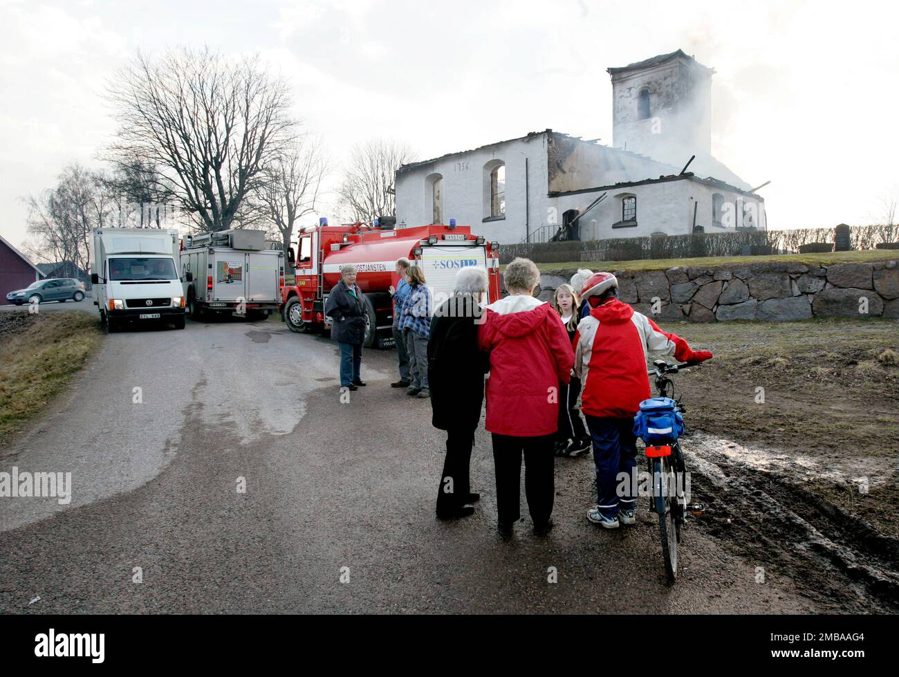 Un incendie dans un atelier à l'heure du déjeuner jeudi a eu des conséquences dévastatrices pour l'église d'Älvestad entre Klockrike et Fornåsa dans la municipalité de Motala, en Suède. Le feu s'est propagé au toit de l'église d'Älvestad, dont les parties les plus anciennes datent du 12th siècle. L'église a été complètement détruite et deux personnes ont été blessées dans l'incendie, dont un pompier. Banque D'Images