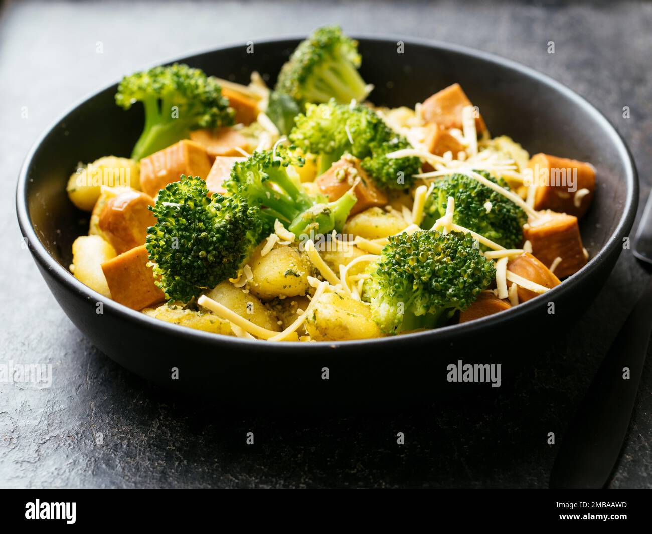 Gnocchi avec brocoli, tige de Brocoli et pesto de basilic et saucisses de végétalien Banque D'Images
