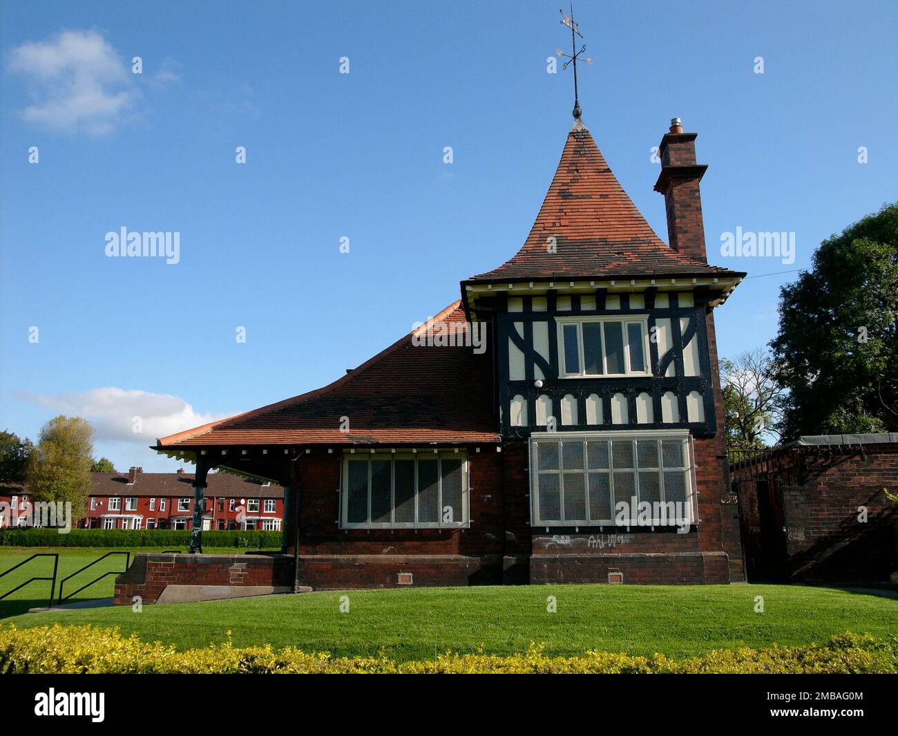 The Pavilion, Lower Broughton Road, Salford, 2004. Le pavillon sportif des terrains de jeu de Lower Broughton, construit pour l'école de grammaire de Manchester et plus tard la maison de la City of Salford Schools football Association, vue du sud-ouest. Le pavillon a été construit en 1899 pour l'école de grammaire de Manchester, dans le style des arts et métiers d'art vernaculaires aux dessins de James Murgatroyd. Le bâtiment a été vendu au Conseil municipal de Salford en 1930s. Il est classé Grade II. Banque D'Images