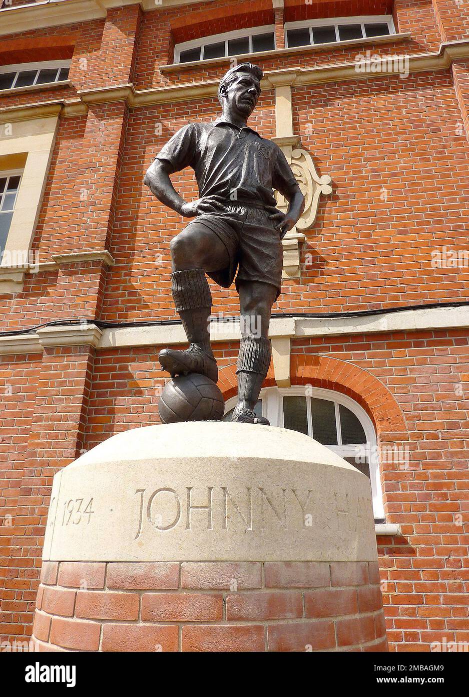 Craven Cottage, Stevenage Road, Hammersmith et Fulham, Greater London Authority, 2011. La statue de Johnny Haynes devant le stade de Craven Cottage, Fulham. La statue du joueur de Fulham Johnny Haynes (1934-2005) a été dévoilée en 2008. Banque D'Images